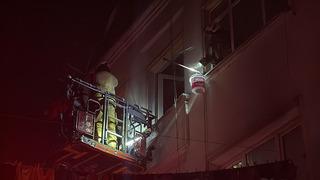 Beyoğlu'nda yangın! Mahsur kalan 4 kişi kurtarıldı