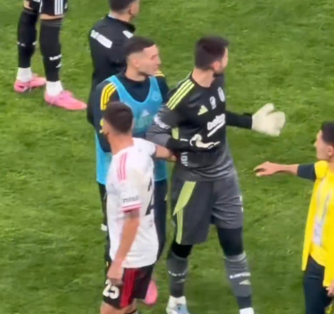 Görüntüler ortaya çıktı! Derbinin ardından Beşiktaş heyeti ile Tedesco tartıştı... Skriniar dan olay bir hareket geldi 1