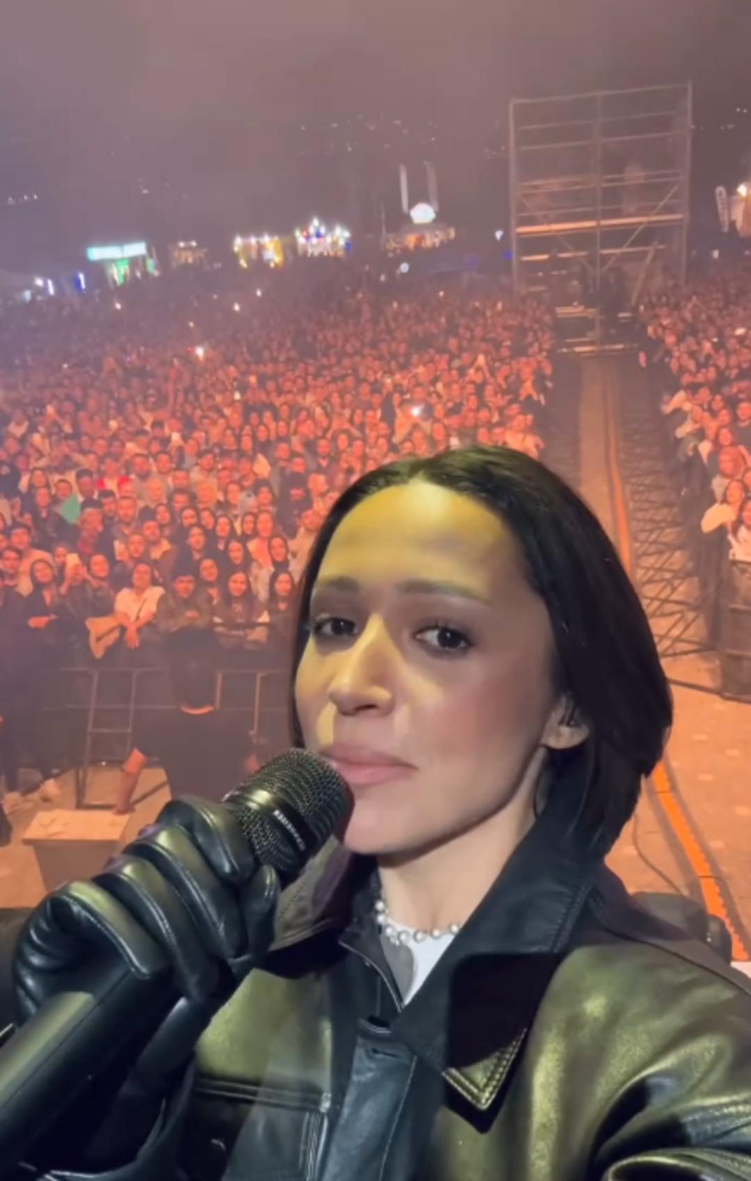 Zeynep Bastık lazere sinirlendi! Sahneden sert çıktı: Bu bir sevgi göstergesi değil 2