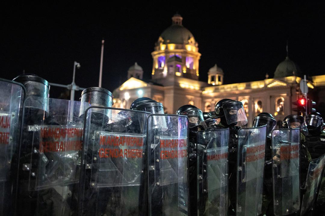 Başkent savaş alanına döndü! 16 kişinin ölümü Sırbistan ı karıştırdı: Belgrad da parlamento binası yakınlarında çatışma 2
