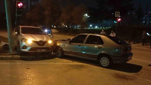 Kaza yapan otomobil refüje çarpıp durabildi 2