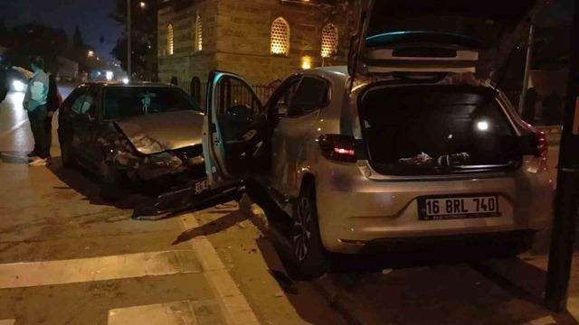 Kaza yapan otomobil refüje çarpıp durabildi 1