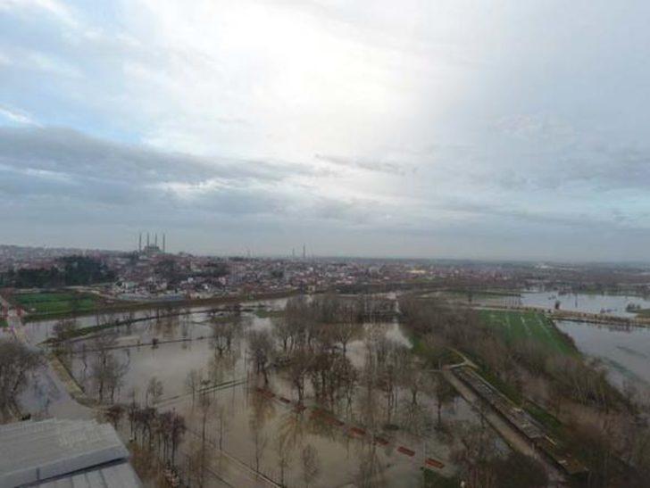 Tarihi meydan sular altında kaldı G1