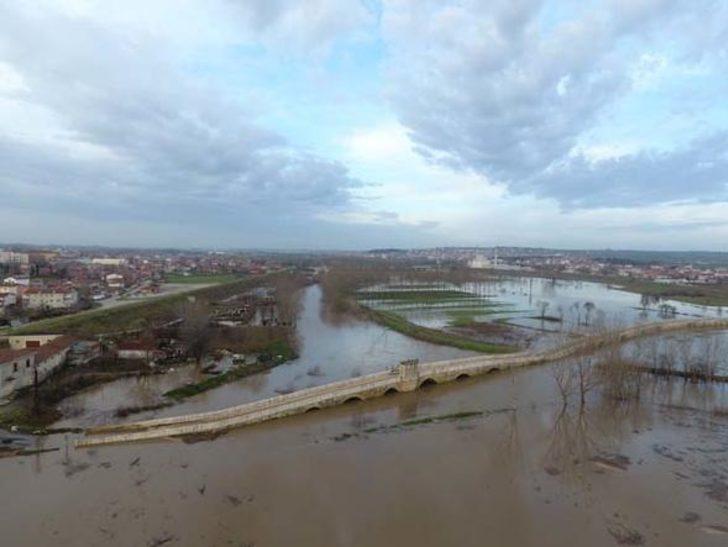 Tarihi meydan sular altında kaldı G3