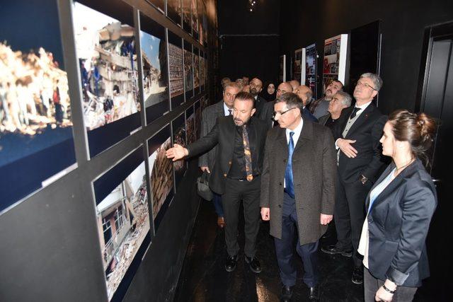 Deprem müzesini ziyaret eden il protokolü Başkan Doğan’a teşekkür etti