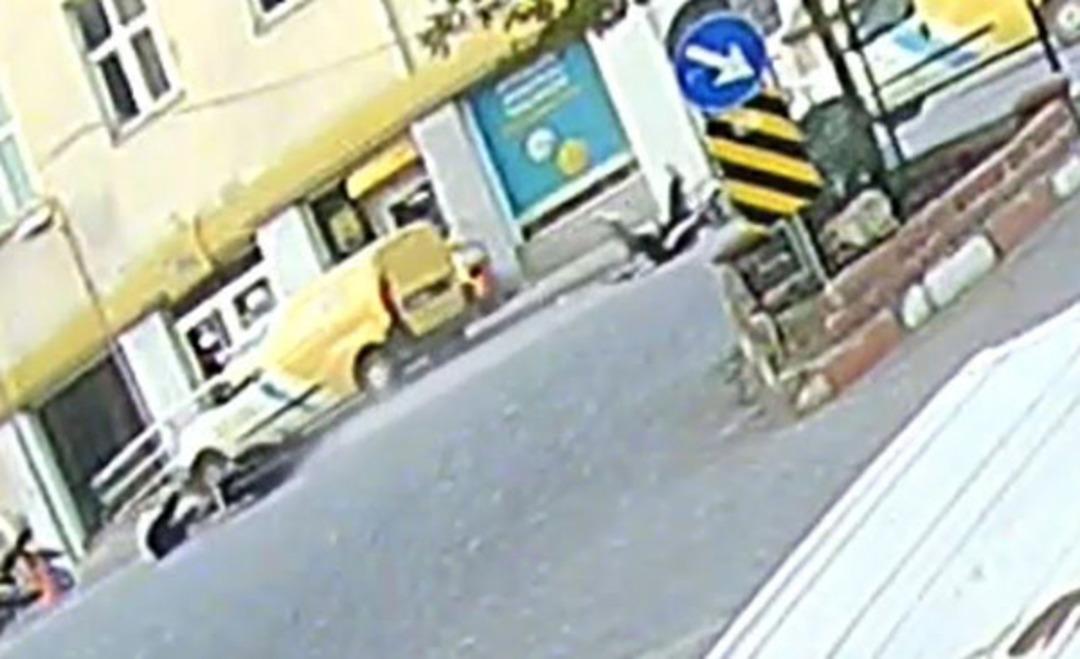 1200xauto Denizli'de akılalmaz kaza: Sinyali koluyla verince motosikletliyi yere düşürdü