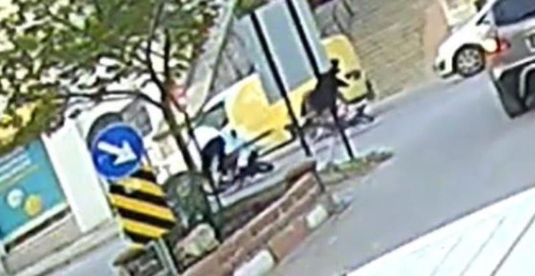 1200xauto Denizli'de akılalmaz kaza: Sinyali koluyla verince motosikletliyi yere düşürdü