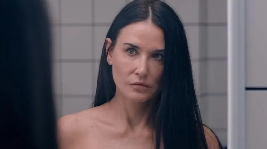 'Çıplak elbise' trendi! Demi Moore yaşına rağmen çok iddialı