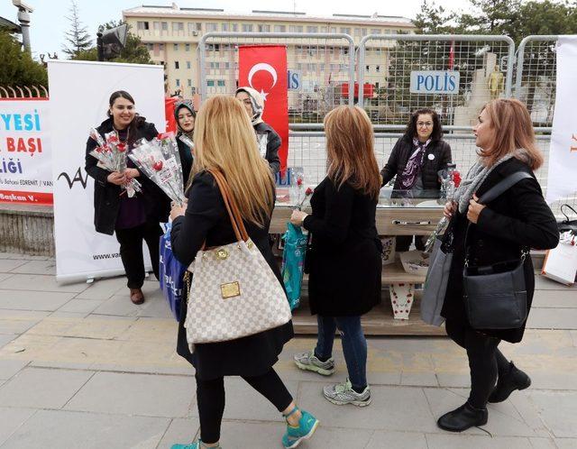 Van Büyükşehir Belediyesi, kadınlara karanfil dağıttı