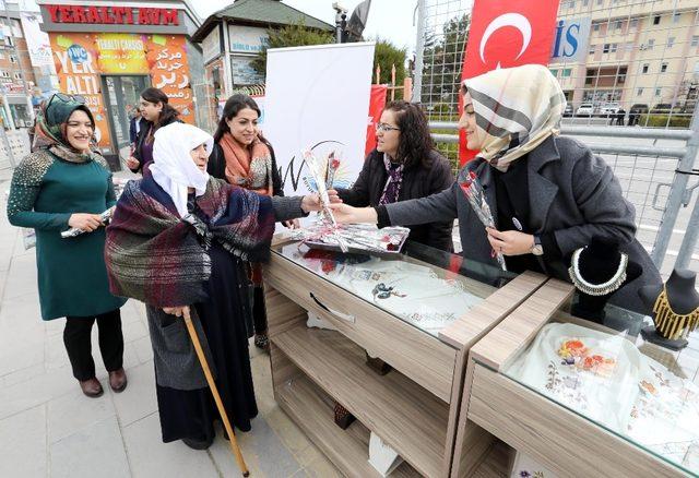 Van Büyükşehir Belediyesi, kadınlara karanfil dağıttı