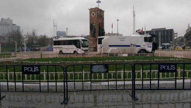 Taksim Cumhuriyet Anıtı'nın çevresi polis tarafından kapatıldı