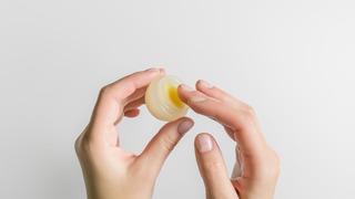 Katı parfüm nedir? Katı parfüm nasıl kullanılır? Katı parfüm zararlı mı? Katı parfüm yapımı