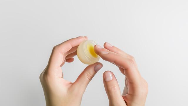 Katı parfüm nedir? Katı parfüm nasıl kullanılır? Katı parfüm zararlı mı? Katı parfüm yapımı