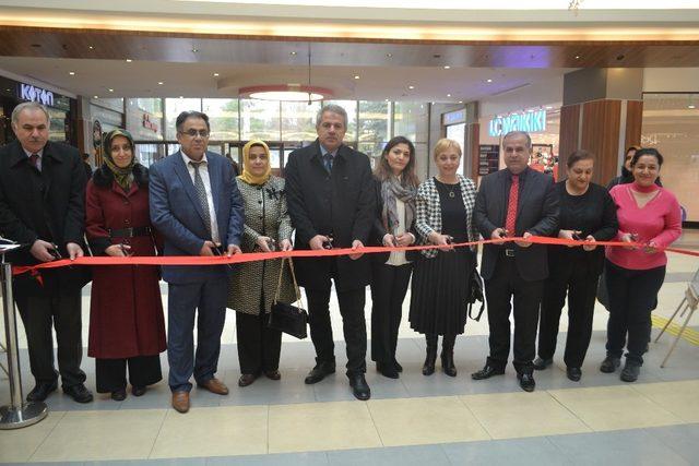 Kadın konuk evi sakinlerinin el emekleri sergilendi