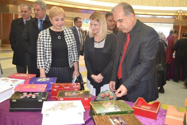 Kadın konuk evi sakinlerinin el emekleri sergilendi