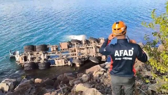 Elazığ’da beton mikseri göle uçtu: 1 yaralı 1