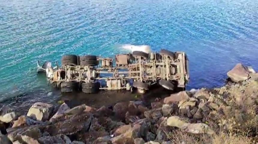 Elazığ’da beton mikseri göle uçtu: 1 yaralı