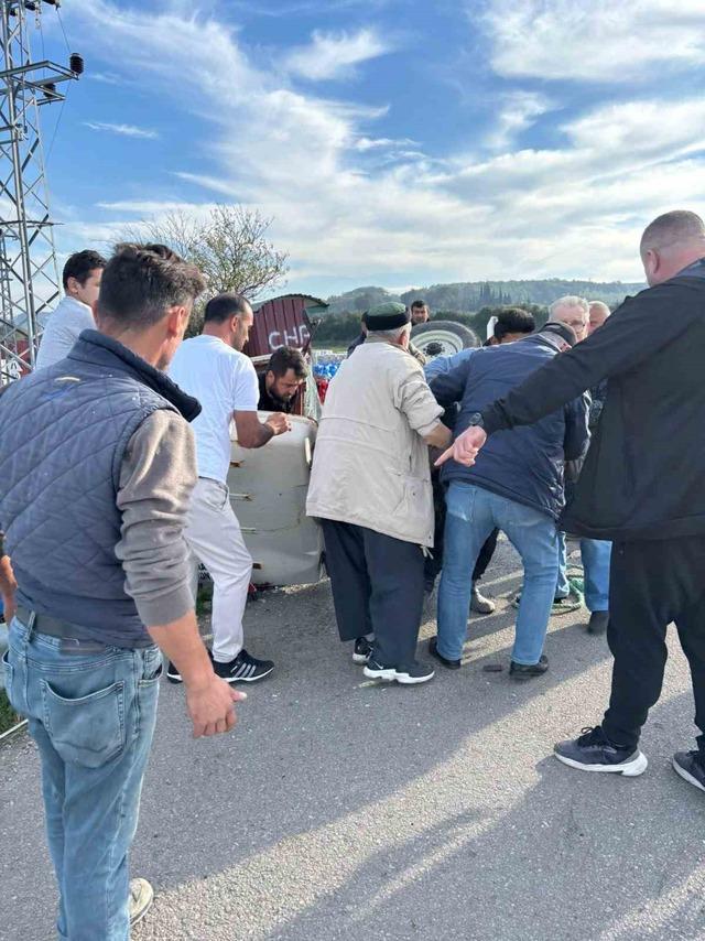 Sinop’ta otomobil traktöre arkadan çarptı: 2 yaralı 2