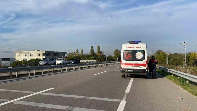 Sinop’ta otomobil traktöre arkadan çarptı: 2 yaralı 1