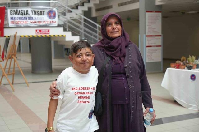 48 yıldır babasından ve kız kardeşinden aldığı böbreklerle yaşıyor 3