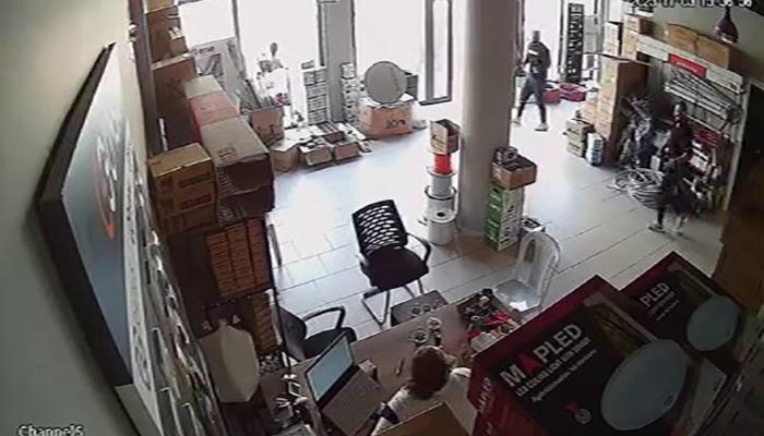 Bursa’da hissedilen deprem anı kameraya yansıdı