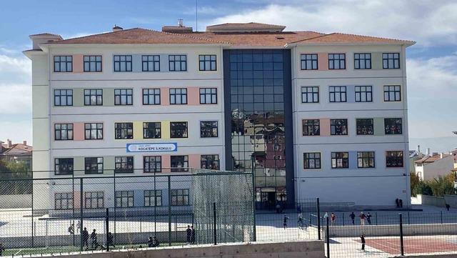 Okul bahçesine giren köpek çocuklara büyük panik yaşattı: O anlar kameraya yansıdı 1