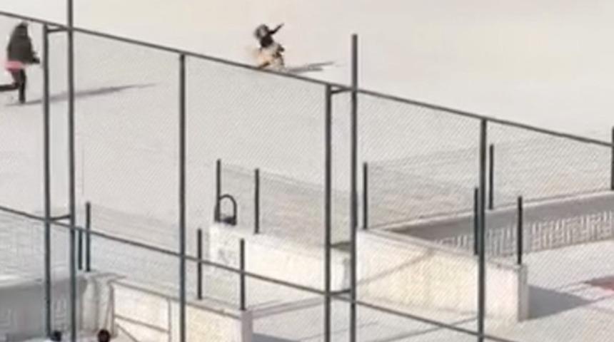 Okul bahçesine giren köpek çocuklara büyük panik yaşattı: O anlar kameraya yansıdı