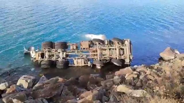 Beton mikseri Hazar Gölü'ne uçtu! Şoför kurtarıldı