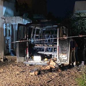 Antalya’da park halindeki minibüs alev alev yandı