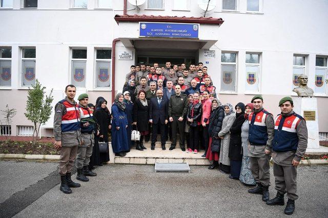 Kartepeli asker annelerinden Mehmetçiğe yemek