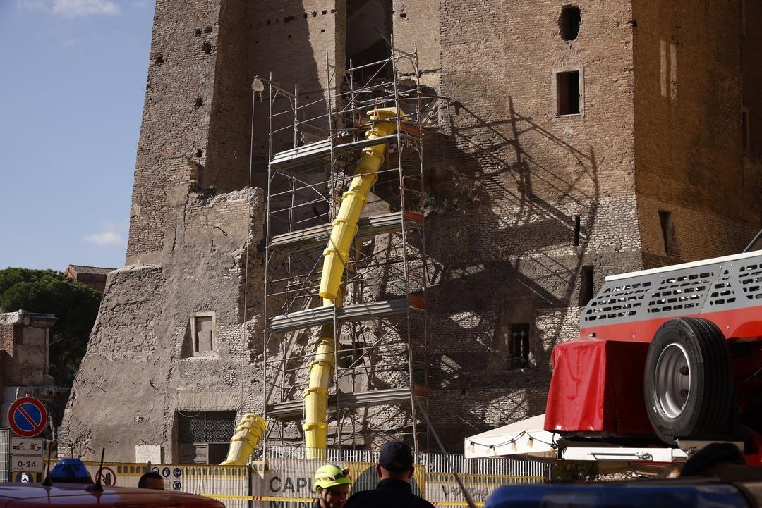 Avrupa nın göbeğinde kule faciası: Tüm İtalya yı panikletti! Roma da film gibi kurtarma operasyonu 2