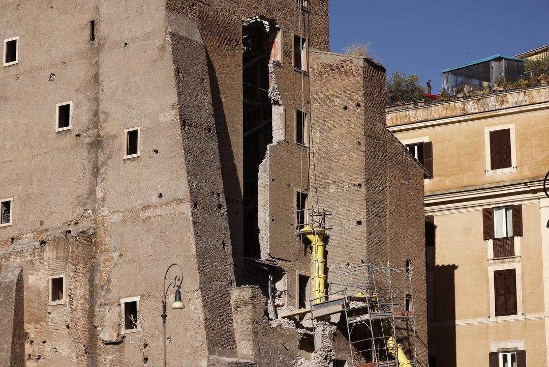 Avrupa nın göbeğinde kule faciası: Tüm İtalya yı panikletti! Roma da film gibi kurtarma operasyonu 4