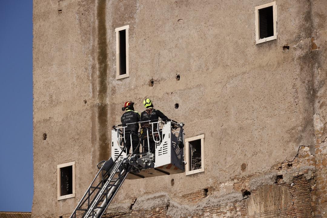Avrupa nın göbeğinde kule faciası: Tüm İtalya yı panikletti! Roma da film gibi kurtarma operasyonu 6