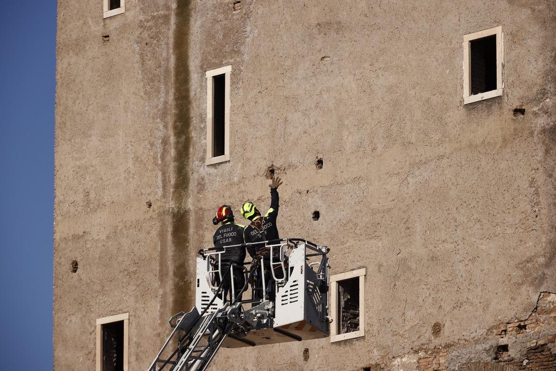Avrupa nın göbeğinde kule faciası: Tüm İtalya yı panikletti! Roma da film gibi kurtarma operasyonu 8