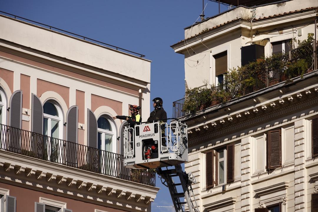 Avrupa nın göbeğinde kule faciası: Tüm İtalya yı panikletti! Roma da film gibi kurtarma operasyonu 10