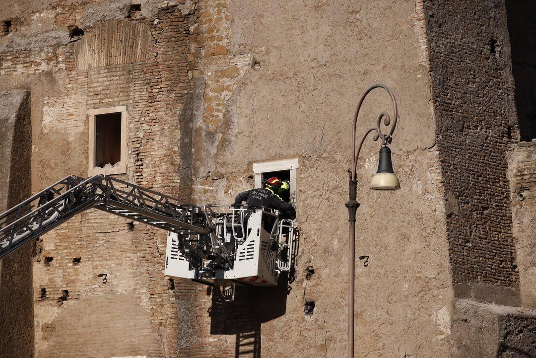 Avrupa nın göbeğinde kule faciası: Tüm İtalya yı panikletti! Roma da film gibi kurtarma operasyonu 9