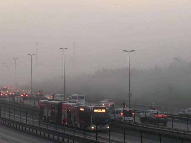 İstanbul'da göz gözü görmüyor! Sis etkili oldu trafik kilit