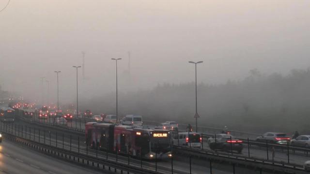 İstanbul'da göz gözü görmüyor! Sis etkili oldu trafik kilit