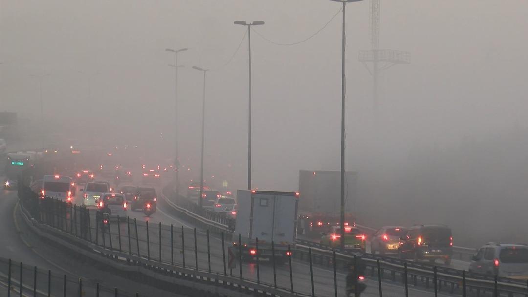 İstanbul da göz gözü görmüyor! Sis etkili oldu trafik kilit 1