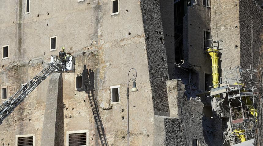 Roma’da tarihi kulede çökme: 11 saat sonra kurtarılan işçi hastanede yaşamını yitirdi