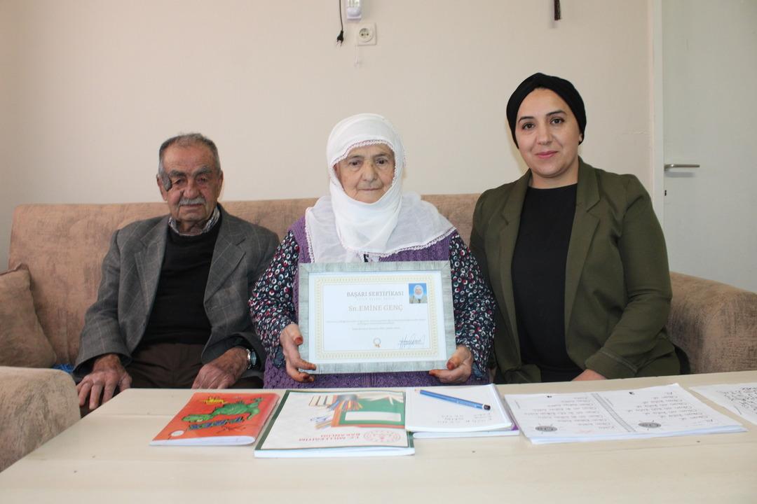 Eşi  adını bile yazamıyorsun  dedi: 88 yaşında 3 ayda okuma yazma öğrendi!   3