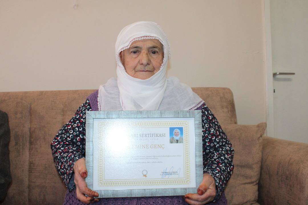 Eşi  adını bile yazamıyorsun  dedi: 88 yaşında 3 ayda okuma yazma öğrendi!   1