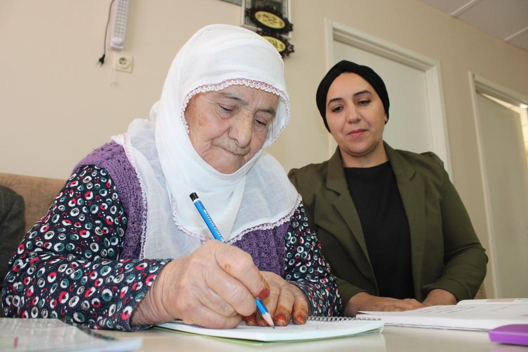 Eşi  adını bile yazamıyorsun  dedi: 88 yaşında 3 ayda okuma yazma öğrendi!   4