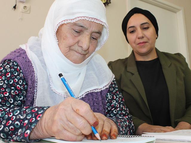 'Adını bile yazamıyorsun' dedi: 3 ayda öğrendi!