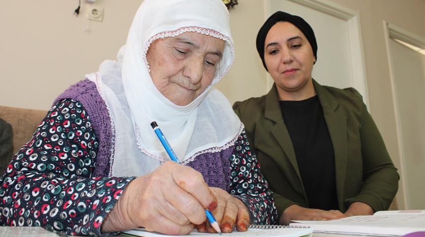 Eşi 'adını bile yazamıyorsun' dedi: 88 yaşında 3 ayda okuma yazma öğrendi!  