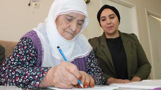 Eşi 'adını bile yazamıyorsun' dedi: 88 yaşında 3 ayda okuma yazma öğrendi!  