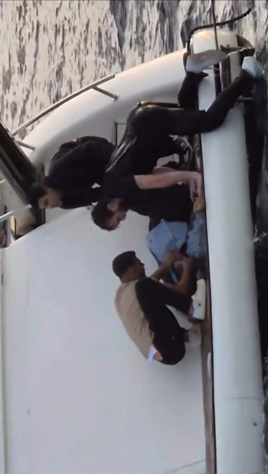 İstanbul Boğazı nda can savaşı: Çırpıntıyı gören turist atladı! Yaşlı kadının o anları... 10