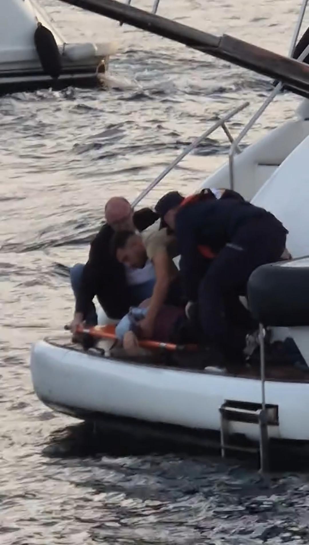 İstanbul Boğazı nda can savaşı: Çırpıntıyı gören turist atladı! Yaşlı kadının o anları... 9