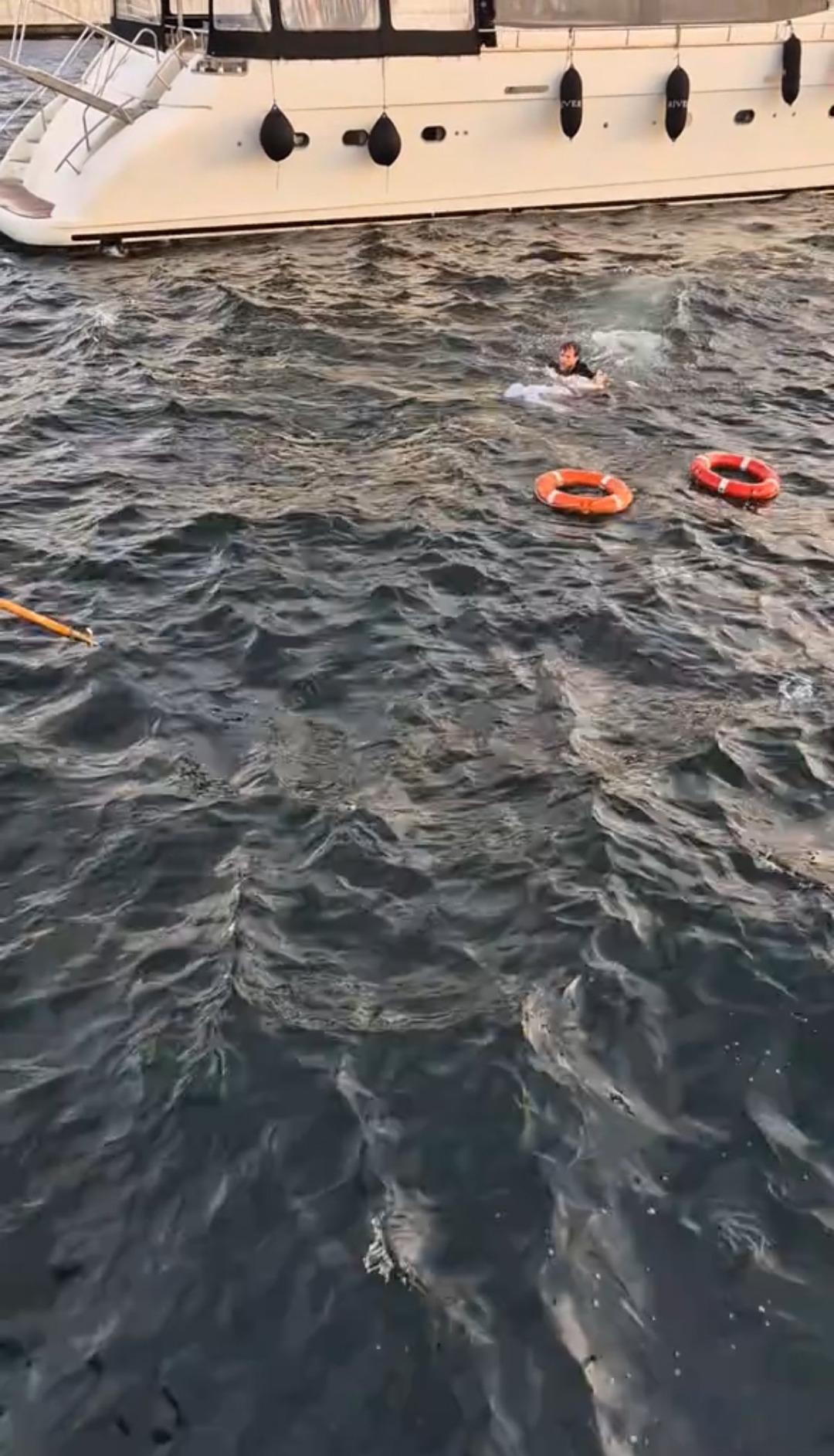 İstanbul Boğazı nda can savaşı: Çırpıntıyı gören turist atladı! Yaşlı kadının o anları... 7