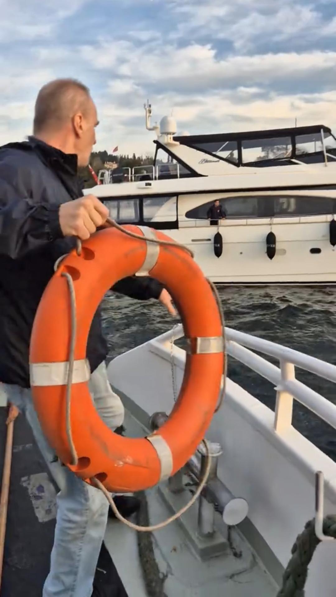 İstanbul Boğazı nda can savaşı: Çırpıntıyı gören turist atladı! Yaşlı kadının o anları... 6